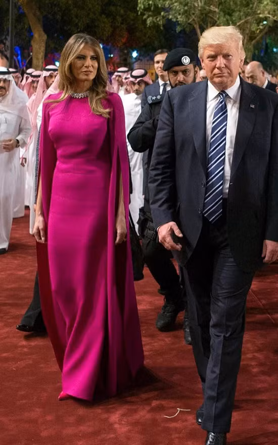 Trang phục hợp mốt mang thông điệp của Melania Trump ảnh 12 Trang phục hợp mốt mang thông điệp của Melania Trump