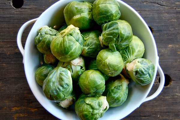 100 g cải brussels cung cấp 85 mg vitamin C cùng rất nhiềuvitamin K, sắt, folate, kali và phốt pho. 100 g cải brussels cung cấp 85 mg vitamin C cùng rất nhiềuvitamin K, sắt, folate, kali và phốt pho.