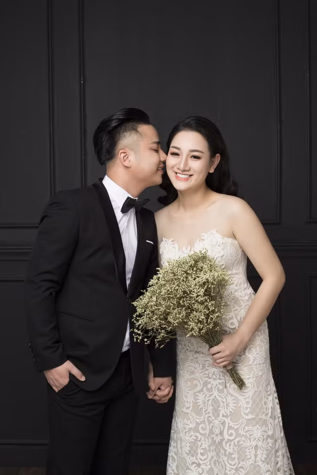 Độc đáo thiệp cưới “toà tuyên án” của cặp đôi trai xinh gái đẹp ảnh 1