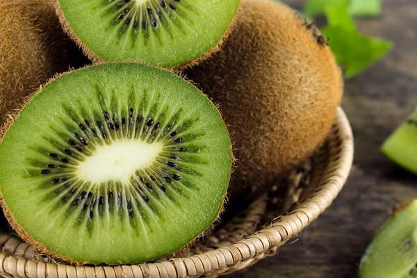 Theo các chuyên gia, kiwi là một trong những loại trái cây giàu dinh dưỡng nhất vì hàm lượng vitamin C cao, khoảng 70 mg trong 100 g kiwi. Chưa kể, kiwi còn chứa nhiều kali, axit omega 3 và các chất chống oxy hóa khác. Theo các chuyên gia, kiwi là một trong những loại trái cây giàu dinh dưỡng nhất vì hàm lượng vitamin C cao, khoảng 70 mg trong 100 g kiwi. Chưa kể, kiwi còn chứa nhiều kali, axit omega 3 và các chất chống oxy hóa khác.