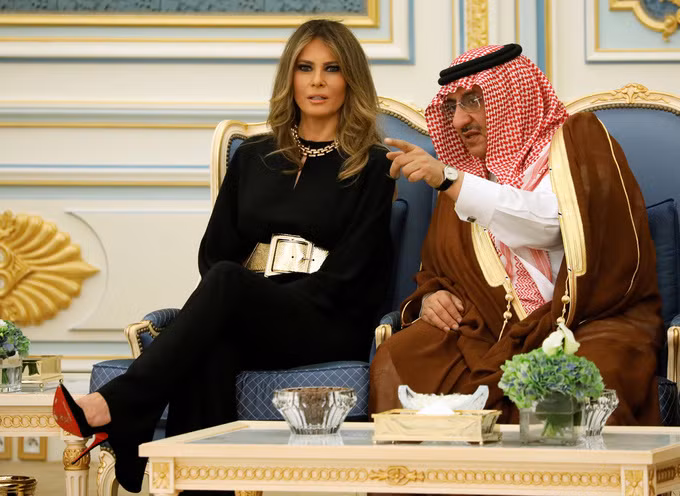 Trang phục hợp mốt mang thông điệp của Melania Trump ảnh 11 Trang phục hợp mốt mang thông điệp của Melania Trump