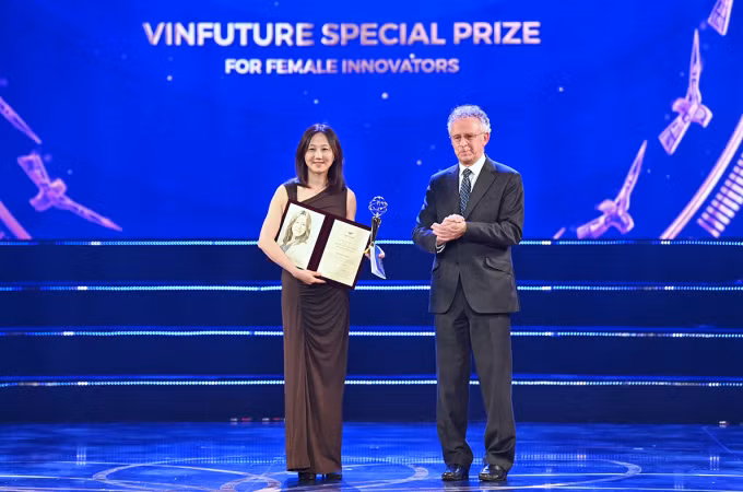 Giáo sư Mỹ gốc Trung Quốc Zhenan Bao nhận giải đặc biệt vinh danh nhà khoa học nữ.