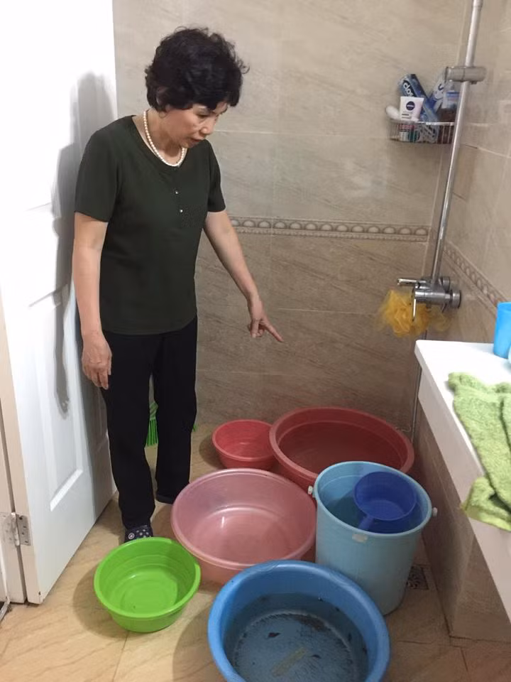 Sau khi lọc qua chiếc tất trẻ em, nước “sạch” kinh hoàng như thế này đây (căn 2309 CT2)