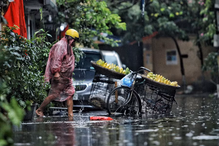 Hà Nội mưa lớn sáng 30/4, xe máy bơi trong biển nước