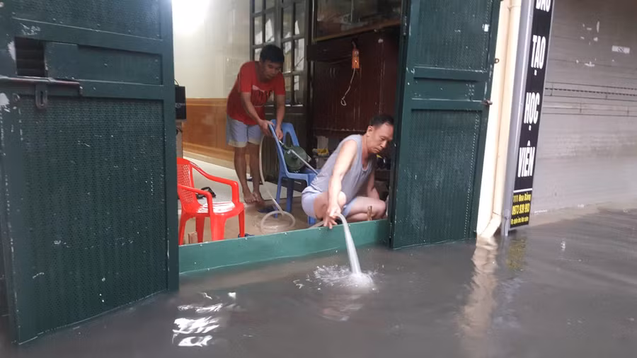 Hà Nội mưa lớn sáng 30/4, xe máy bơi trong biển nước