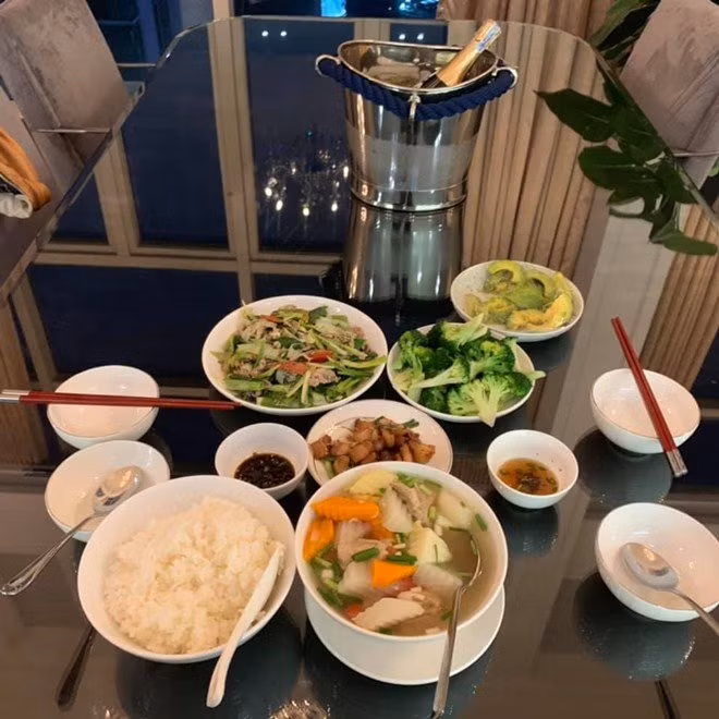 Khoe cơm ngon nhưng một câu nói của Trương Ngọc Ánh khiến nhiều người thắc mắc ảnh 2 truong ngoc anh khoe com ngon lien bi thac mac danh tinh nguoi nau vi mot cau noi - 3
