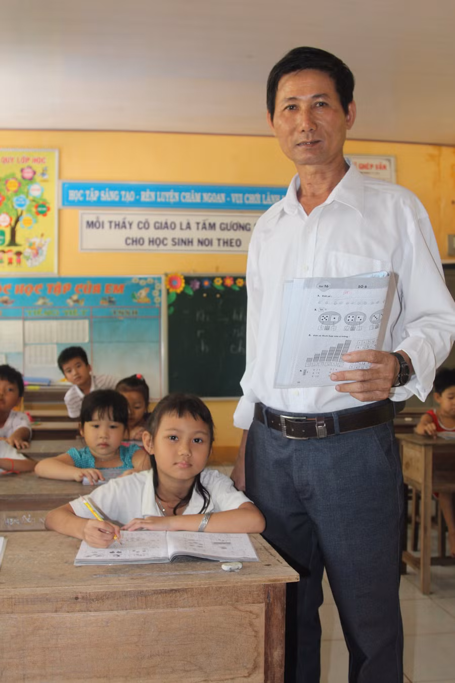 Thầy Hoàng ở điểm trường Ngãi Thuận, Trường Tiểu học Ngãi Hùng, Tiểu Cần, Trà Vinh