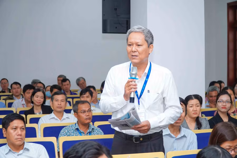 PGS.TS Trần Văn Minh - Phó Trưởng khoa Sư phạm, Trường ĐH Cần Thơ trao đổi tại hội thảo. PGS.TS Trần Văn Minh - Phó Trưởng khoa Sư phạm, Trường ĐH Cần Thơ trao đổi tại hội thảo.
