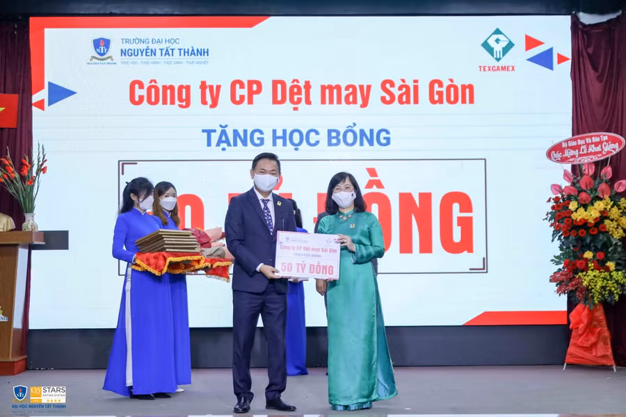 TS Trần Ái Cầm- Hiệu trưởng Trường ĐH Nguyễn Tất Thành tiếp nhận 50 tỷ đồng cho quỹ học bổng