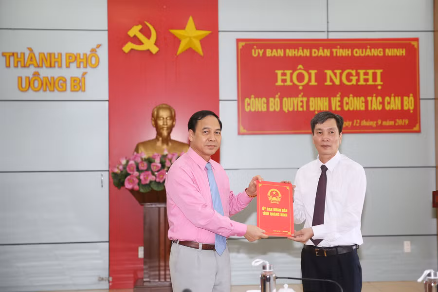 Phó Chủ tịch Quảng Ninh Đặng Huy Hậu trao quyết định cho đồng chí Nguyễn Văn Thành Phó Chủ tịch Quảng Ninh Đặng Huy Hậu trao quyết định cho đồng chí Nguyễn Văn Thành