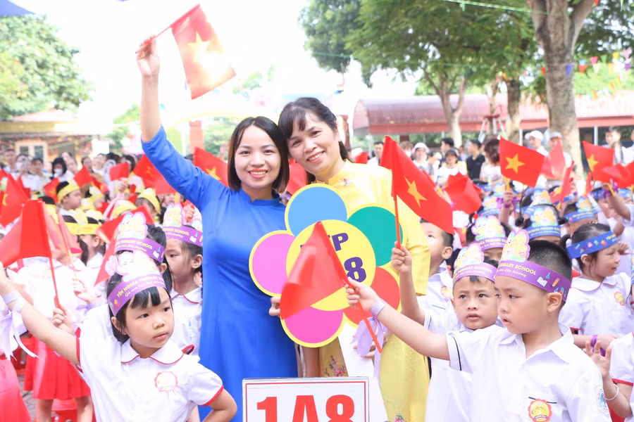 Cô trò cùng nhau hòa vào nhịp điệu sôi động của bài hát "Vui đến trường". Cô trò cùng nhau hòa vào nhịp điệu sôi động của bài hát "Vui đến trường".
