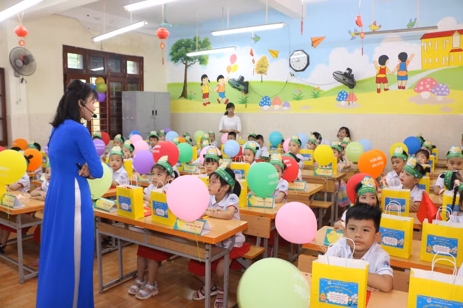 Năm nay, toàn bộ phòng học khối 1 của trường được vẽ tranh bích họa bằng những hình thù đẹp mắt. Năm nay, toàn bộ phòng học khối 1 của trường được vẽ tranh bích họa bằng những hình thù đẹp mắt.