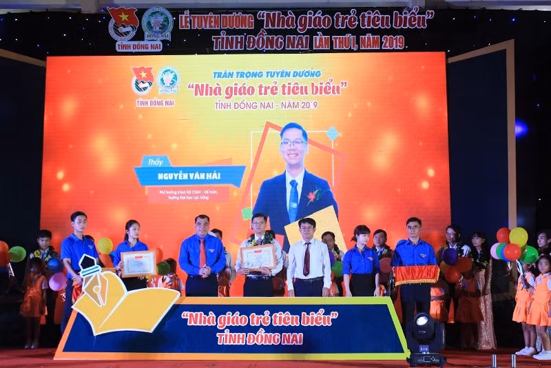 Nhà giáo trẻ Nguyễn Văn Hải tại lễ tuyên dương Nhà giáo tiêu biểu của tỉnh Đồng Nai
