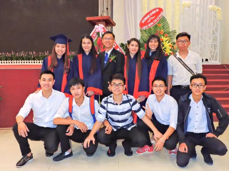 Ths. Nguyễn Văn Hải-Phó trưởng khoa Khoa Tài chính – Kế toán, Trường Đại học Lạc Hồng bên sinh viên của mình