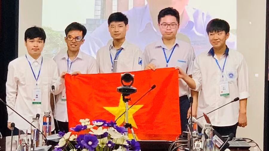 Đội tuyển học sinh Việt Nam tham dự Olympic Toán học quốc tế năm 2021.