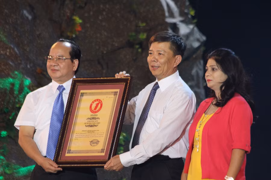 Ông Nguyễn Hữu Hoài (giữa) chủ tịch UBND tỉnh Quảng Bình đón nhận bằng công nhận kỷ lục của hang Sơn Đoòng 