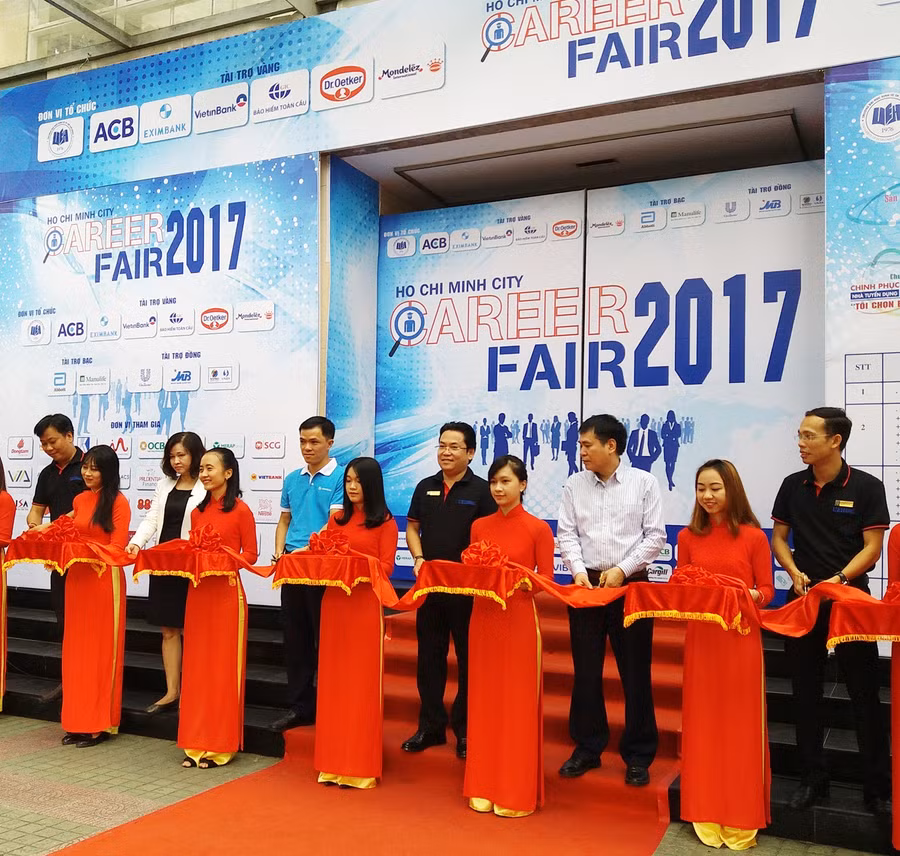 Các đại biểu cùng ban tổ chức tiến hành cắt băng khai mạc ngày hội nghề nghiệp 2017