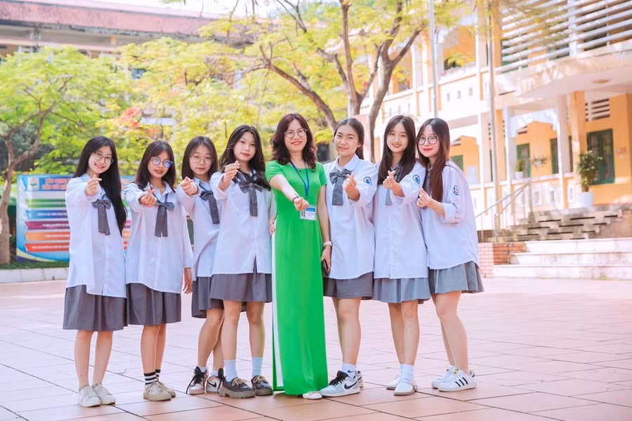 Cô Phan Thị Hằng Hải và các em học sinh khối 11 Trường THPT Kim Ngọc, Vĩnh Phúc.