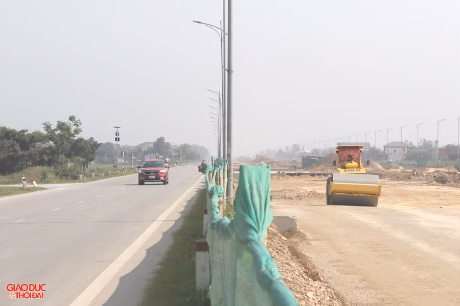 Công trường dự án đại lộ Vinh - Cửa Lò giai đoạn 2. Ảnh: Phạm Tâm.