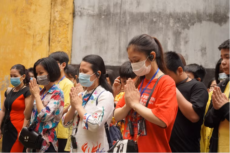 Lễ dâng hương, tưởng niệm các vị anh hùng liệt sĩ tại Nhà tù Hoả Lò.