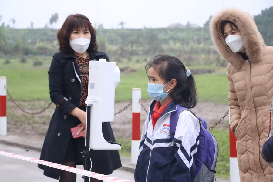 Học sinh sẽ được đo thân nhiệt và sát khuẩn tay tự động ngay tại cổng trường.