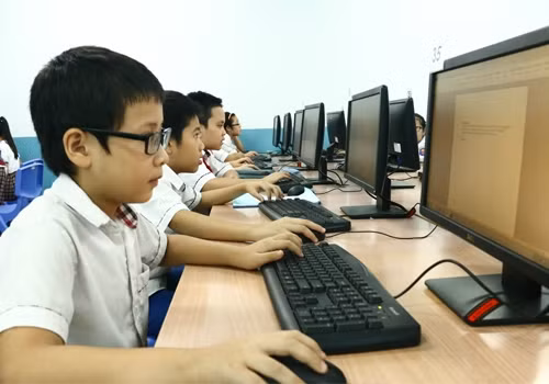 Chú trọng khai thác công cụ tin học. Ảnh minh họa Chú trọng khai thác công cụ tin học. Ảnh minh họa