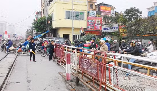 Lượng xe cộ qua lại đường ngang nhiều, có người còn say xỉn, nguy cơ mất an toàn rất cao. (Ảnh minh hoạ)