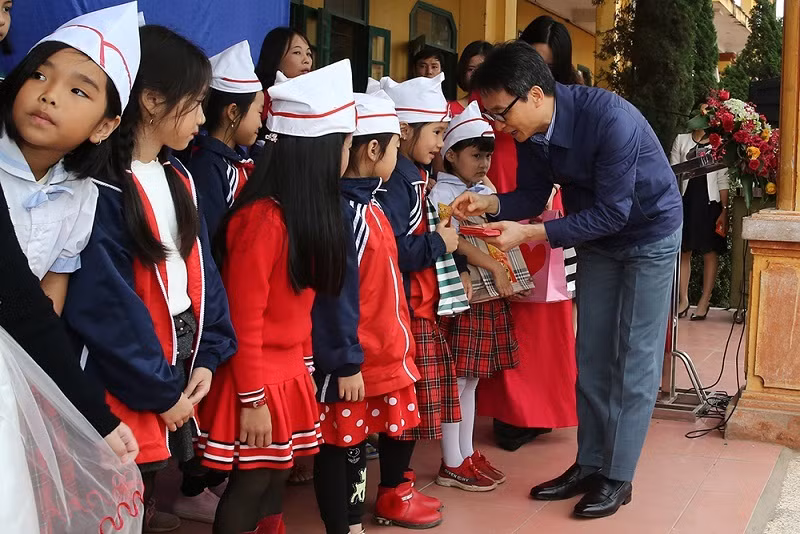 Phó Thủ tướng Vũ Đức Đam "mừng tuổi sách" và lì xì cho các em học sinh trường tiểu học Dạ Trạch. Ảnh: VGP/Đình Nam Quà lì xì đặc biệt của Phó Thủ tướng Vũ Đức Đam