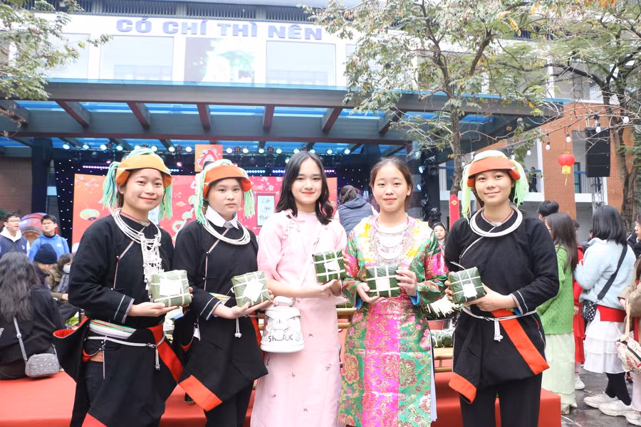 Học sinh vùng cao và học sinh miền xuôi cùng trao cho nhau những chiếc bánh chưng nghĩa tình. Học sinh vùng cao và học sinh miền xuôi cùng trao cho nhau những chiếc bánh chưng nghĩa tình.