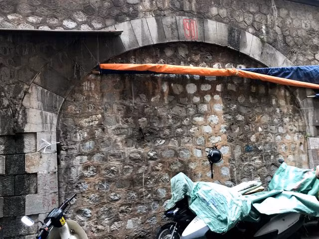 Hà Nội: Mục sở thị việc đục thông vòm cầu đường sắt chạy qua phố cổ