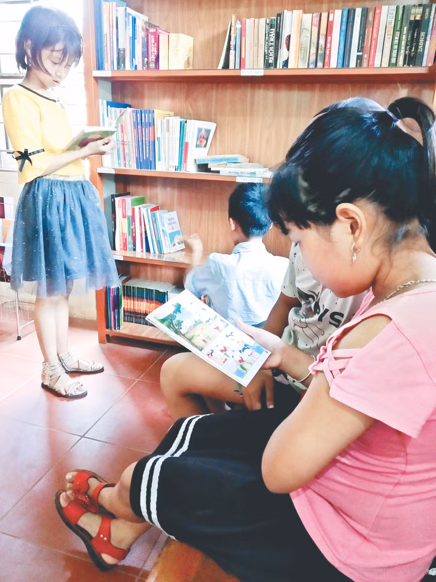 Các cháu học sinh đến thư viện sau giờ học . Các cháu học sinh đến thư viện sau giờ học .