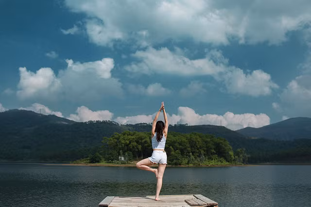 Linh được huấn luyện viên hướng dân tận tình để có thể đứng lớp nhưng cô vẫn vấp phải nhiều bỡ ngỡ. Cô giáo trẻ nói: “Các bộ môn khác có sự kết hợp của đồng đội dễ tiếp cận tới học việc hơn. Sau khi được các thầy giáo hướng dẫn em luyện tập một mình. Điều này thật sự khó khăn với một cô gái nhiều cảm xúc như em. Đã có lúc em cảm thấy chán nản, tập một lúc dừng lại. Dần dần mỗi ngày em đã vượt qua được chính mình. Từ đó cảm nhận được ý nghĩa của cuộc sống. Niềm vui hạnh phúc là phải trải qua những điều khó khăn. Vì vậy em càng yêu thích yoga hơn”.