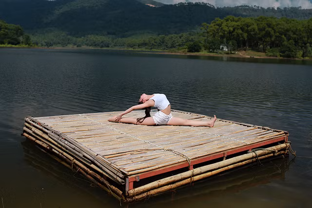 Trước khi tập yoga Linh Lưu là giáo viên dạy múa cho trẻ em. Do vậy, Linh rất nhanh chóng tiến bộ khi tập yoga. Cô trở thành huấn luyện viên yoga chưa đầy 1 năm sau khi biết đến bộ môn này.