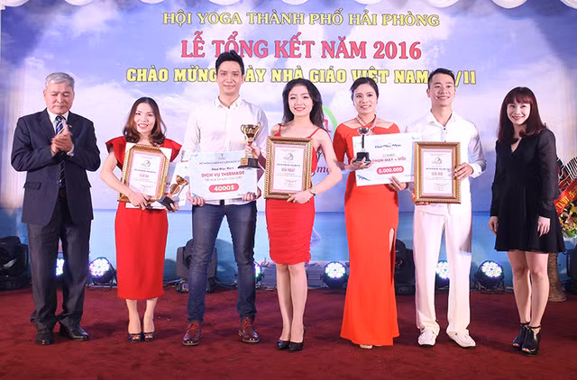 Mới đây, cô giáo yoga Linh Lưu đoạt giải Người Đẹp Yoga 2016 - cuộc thi do Hội Yoga Hải Phòng tổ chức. Tại cuộc thi này, cô giáo Linh đã chia sẻ câu chuyện của mình, khiến cho mọi người hiểu được lợi ích của bộ môn yoga. Cô Linh không chỉ khiến mọi người hâm mộ vì nhan sắc xinh đẹp mà còn là một người có tâm với yoga.