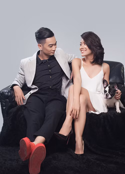Trong bộ ảnh chung, Slim V và bạn gái dành cho nhau những cử chỉ tình tứ. DJ nổi tiếng ban đầu khá ngại ngùng thể hiện tình cảm trước ống kính, nhưng sau đó anh đã thoải mái trao cho cô ánh nhìn đắm đuối và cái ôm ngọt ngào. dj-slim-v-lan-dau-khoe-ban-gai-lau-nam-7