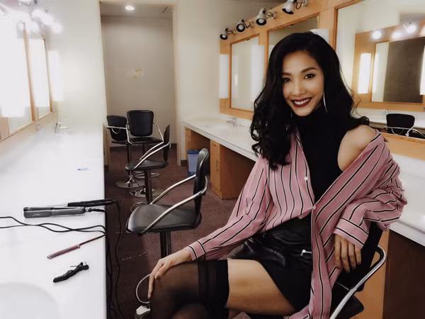 Hoàng Thuỳ thể hiệnsự phá cách với việc sử dụng váy ôm sexy cùng sơ mi phom dáng rộng. dien-so-mi-chat-nhu-sao-viet-9