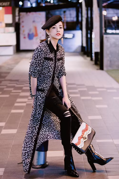 Sơ mi dáng dài mang lại nét cá tính được người đẹp sử dụng cùng quần skinny, bốt da mũi nhọn. dien-so-mi-chat-nhu-sao-viet-5
