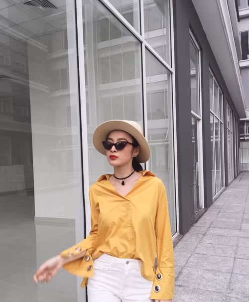 Áo sơ mi với nhữngbiến tấu vô cùng mới lạ là trang phục đang chiếm được cảm tình của nhiều người đẹp Việt ở mùa này. Angela Phương Trinh nhanh chóng chọn áo tay loe để chưng diện. dien-so-mi-chat-nhu-sao-viet