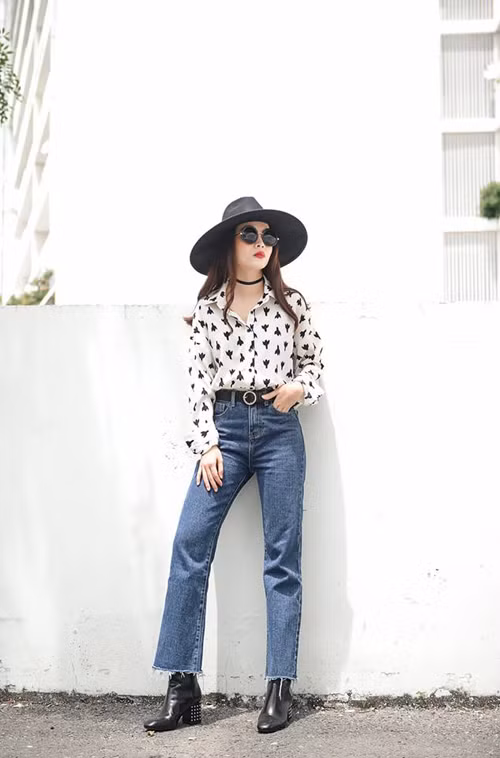 Sơ mi hoạ tiết được fashionista nổi tiếng của showbiz Việt phối cùng quần jean xé gấu, bốt cổ thấp mang dáng dấp của "nữ cao bồi". dien-so-mi-chat-nhu-sao-viet-3