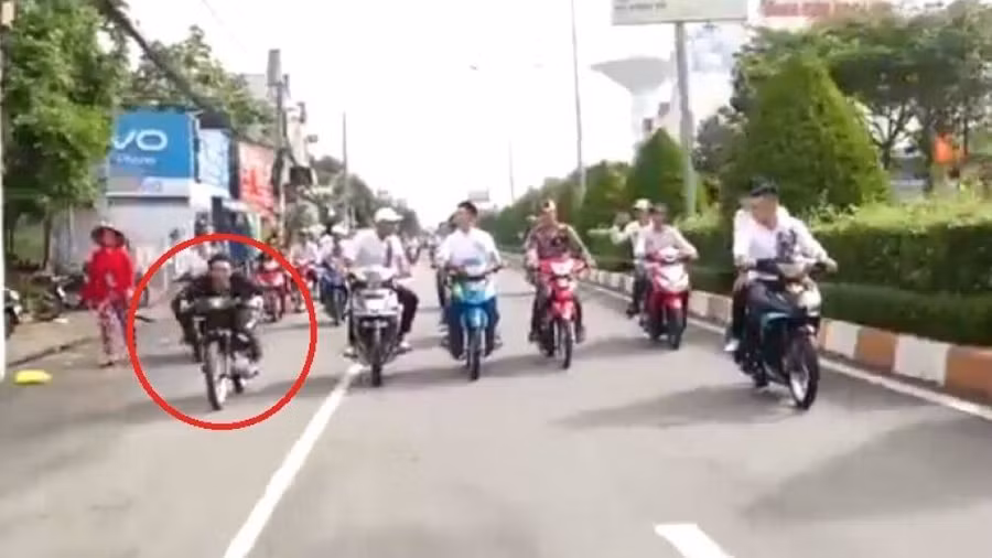 Nam thanh niên mặc đồ vest đen (khoanh tròn đỏ) chuẩn bị bốc đầu xe. Ảnh cắt từ clip