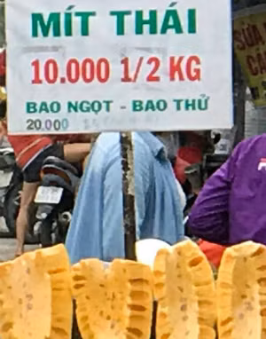 Mít bán nửa giá trên đường phố TP HCM.. Mít bán nửa giá trên đường phố TP HCM. Ảnh: Bích Thục.