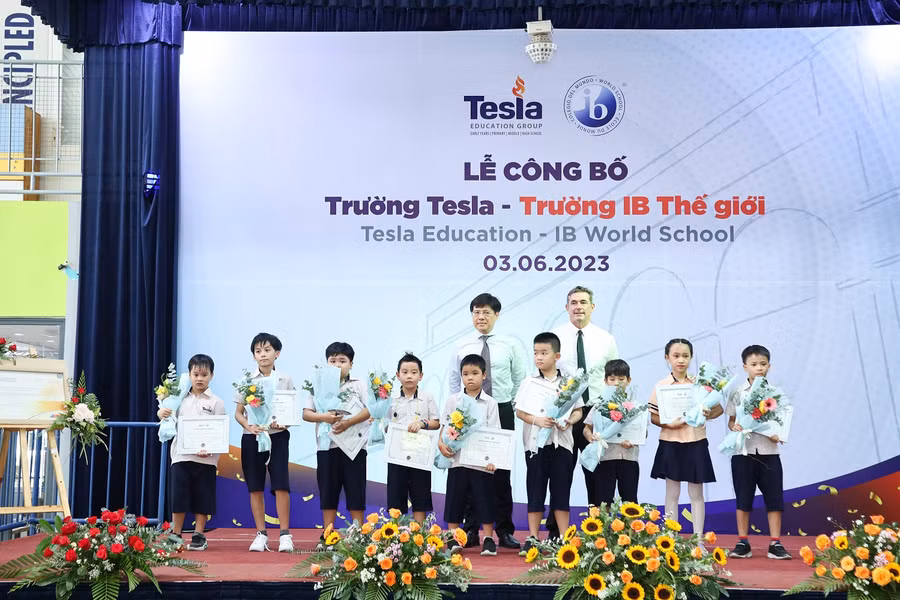 Trong lễ công bố Trường Quốc tế Tesla chính thức là Trường IB Thế giới, nhà trường cũng trao nhiều suất học bổng cho học sinh.