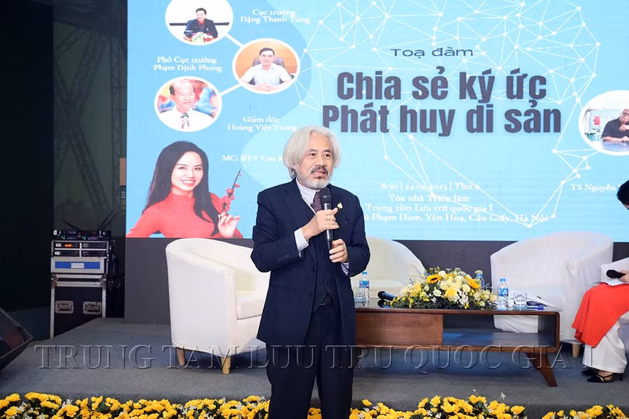 Ông Nguyễn Phi Dũng - nhà sưu tầm báo chí chia sẻ tại buổi tọa đàm. Ông Nguyễn Phi Dũng - nhà sưu tầm báo chí chia sẻ tại buổi tọa đàm.