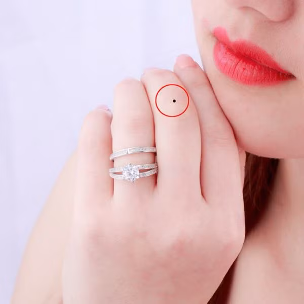 Những vị trí nốt ruồi chứng tỏ bạn là một người vô cùng đào hoa ảnh 3