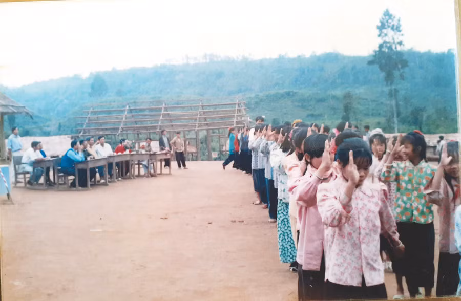 Học sinh phấn khởi trong ngày đầu khai giảng (Ảnh do đoàn công tác của tỉnh Lai Châu ghi lại) Học sinh phấn khởi trong ngày đầu khai giảng (Ảnh do đoàn công tác của tỉnh Lai Châu ghi lại)
