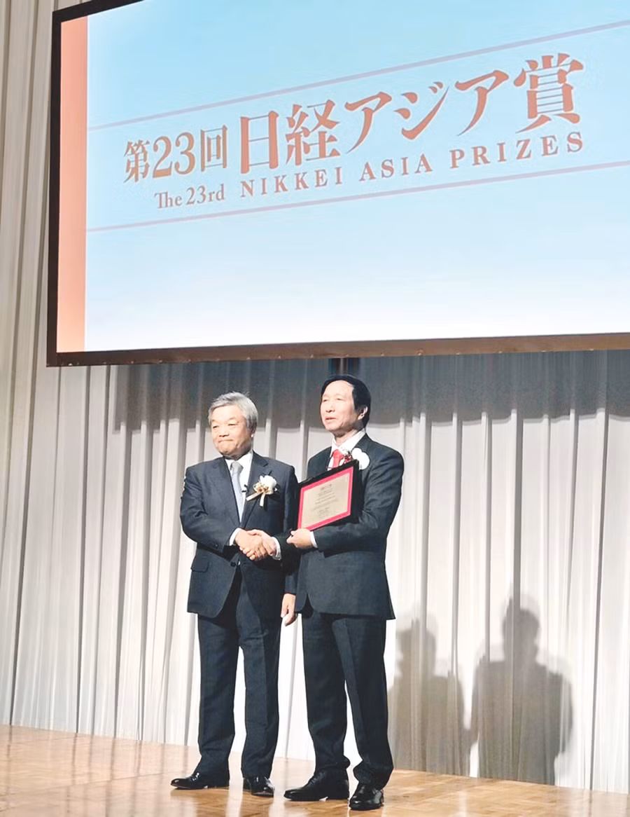 GS Nguyễn Thanh Liêm (bên phải) nhận giải Nikkei châu Á năm 2018