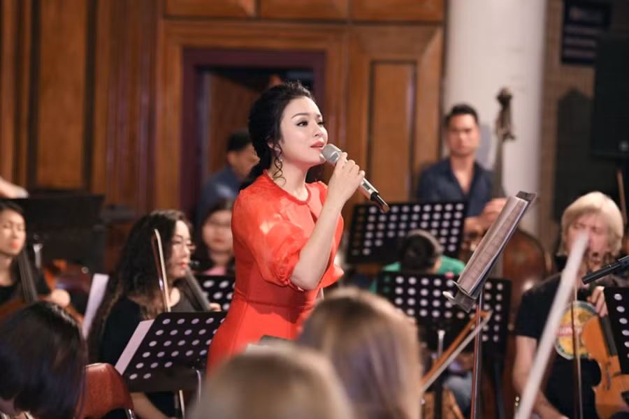 Ca sĩ Tân Nhàn trong một buổi tập với dàn nhạc