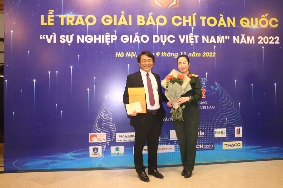 Tác giả Trần Trung Hiếu (trái) chụp ảnh tại sự kiện trao giải Báo chí toàn quốc vì sự nghiệp giáo dục năm 2022. Tác giả Trần Trung Hiếu (trái) chụp ảnh tại sự kiện trao giải Báo chí toàn quốc vì sự nghiệp giáo dục năm 2022.