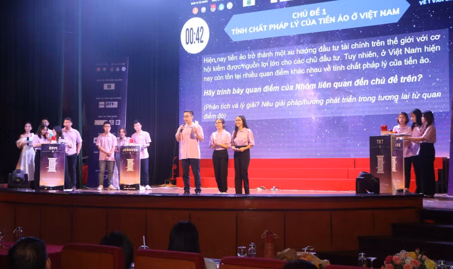 Mỗi đội thi đều có phong cách giải thích quan điểm của mình về một chủ đề riêng. Đó đều là những tình huống từ thực tế nên giúp các em cọ xát và củng cố kiến thức, kỹ năng cho mình.