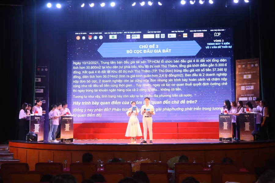 Các đội thi nghe MC của chương trình công bố quy định của mỗi phần thi.
